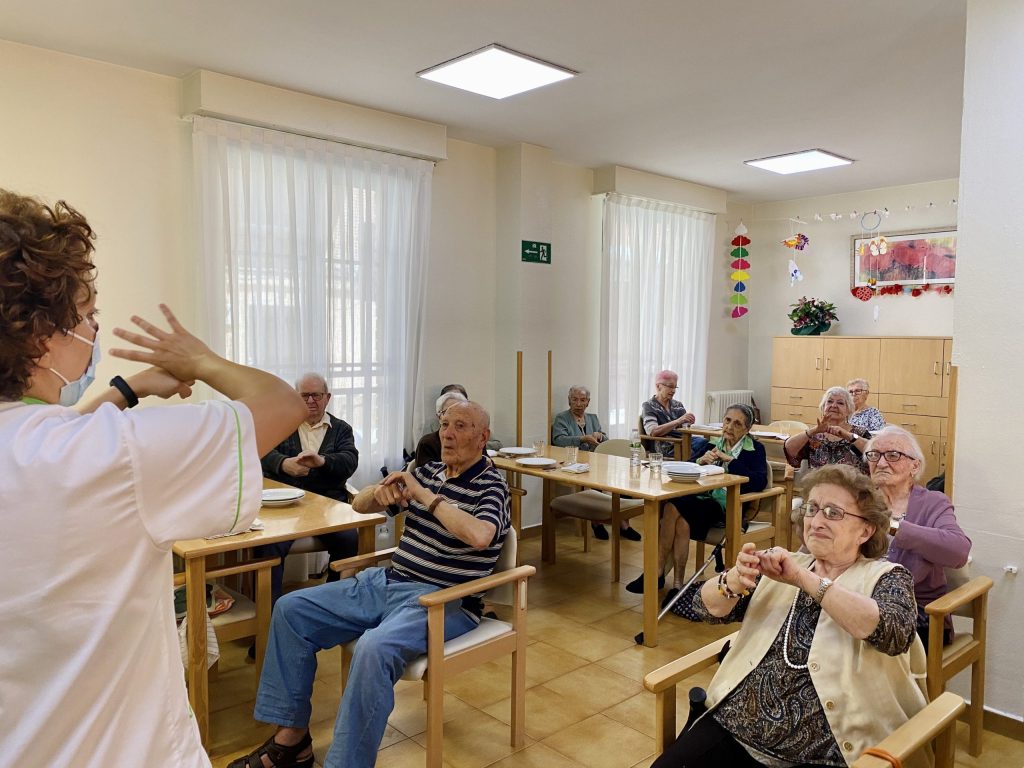 Desinfección de manos con nuestros mayores